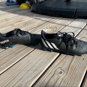 Adidas  Mens size 9.5 soccer cleats